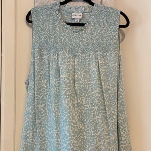 Bundle of 2 sleeveless blouses